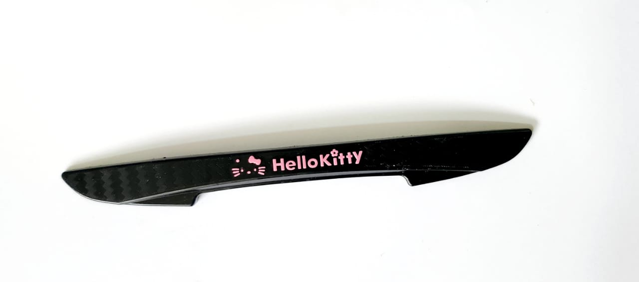 WhatsApp Image 2024-03-23 at 10.52.13 AM PROTECTOR DE PUERTA DE FIBRA DE CARBONO HELLO KITTY - Imagen 1