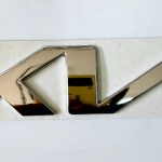 LOGO METÁLICO ADHESIVO KIA 16.5X4CM